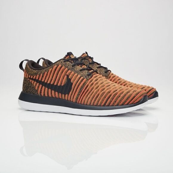 Nike Roshe Two Flyknit   - Picture 1 of 5